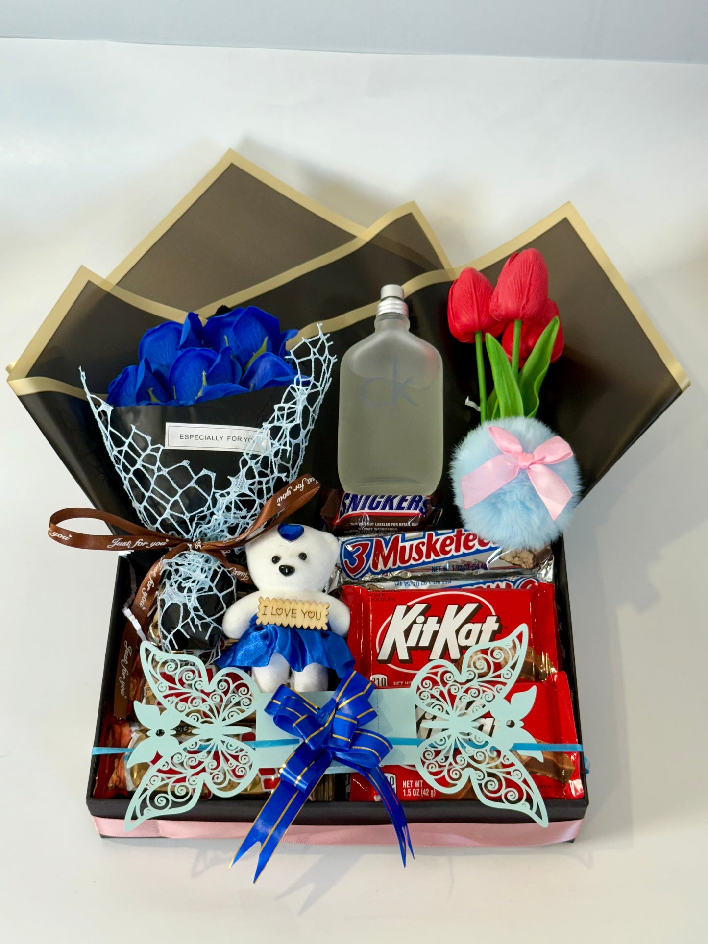 Customize Creations – Custom Bouquets with Perfume, Flowers & Chocolates